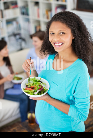 Schwangere Frau essen Salat Stockfoto