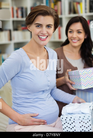 Schwangere Frau mit Baby-Dusche Stockfoto