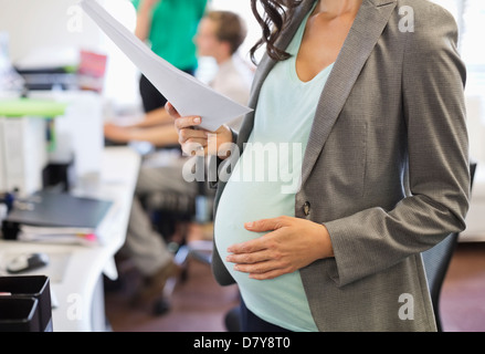 Schwanger Geschäftsfrau, die im Büro arbeiten Stockfoto