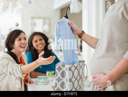 Schwangere Frau mit Baby-Dusche Stockfoto