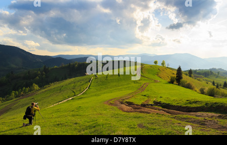 Fotografen fotografieren Frühling ländlichen Landschaft in Mizhhiria, Karpaten Stockfoto