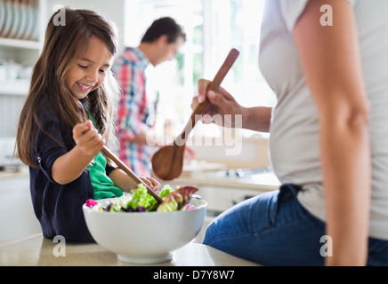 Mutter und Tochter warf Salat zusammen Stockfoto