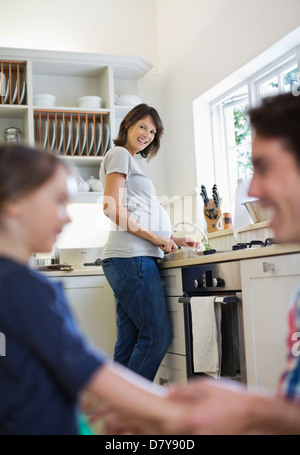 Schwangere Mutter in Küche Stockfoto