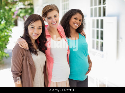 Frauen Lächeln zusammen im freien Stockfoto