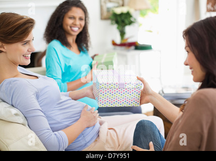 Schwangere Frau mit Baby-Dusche Stockfoto