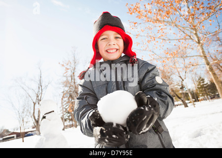 Kaukasische junge Holding Schneeball im freien Stockfoto