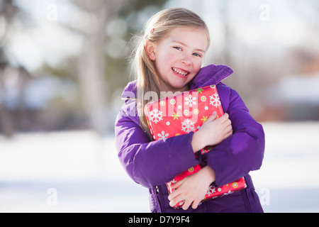 Kaukasische Mädchen halten Weihnachtsgeschenk Stockfoto