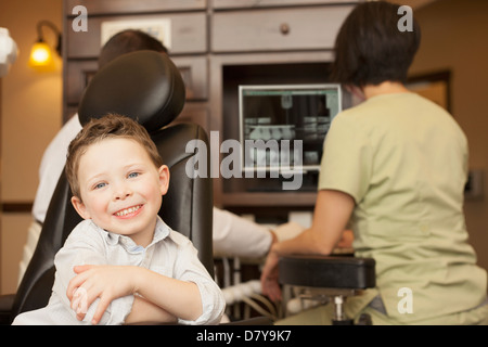 Junge lächelnd in Zahnarztpraxis Stockfoto