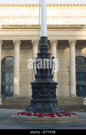 Kriegerdenkmal Cenotaph außerhalb Rathaus, Sheffield, South Yorkshire, Großbritannien Stockfoto