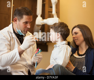 Zahnarzt und Krankenschwester Untersuchung des jungen Zähne im Büro Stockfoto