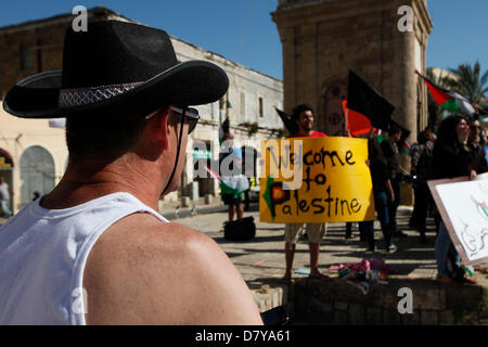 Ein israelischer Jude steht neben den israelischen Arabern, die an einer Kundgebung in der Altstadt von Jaffa Israel zu Ehren des Nakba-Tages teilnehmen, der ein jährlicher Tag des Gedenkens an die Vertreibung ist, die der israelischen Unabhängigkeitserklärung von 1948 vorausging und folgte Stockfoto