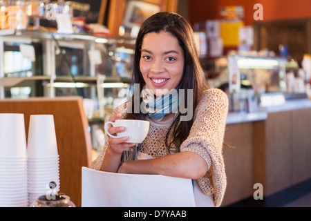 Gemischte Rassen Frau im Coffee-shop Stockfoto