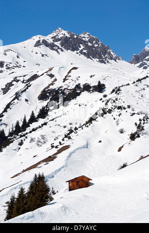 Ein hölzerner Berg Hütte/Scheune auf einer Piste über St. Anton in Tirol Stockfoto