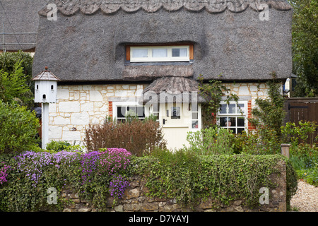 Hübsches strohgedeckten Landhaus in Brighstone, Newport, Isle of Wight, Hampshire UK im Mai - English Cottage Garden Strohhühner Stockfoto