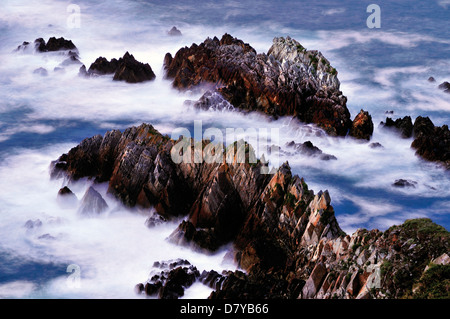 Spanien, Asturien: Wellen und Felsen an der Küste des Fischerdorfes Cudillero gesehen vom Leuchtturm Stockfoto