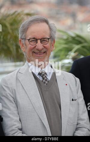 Cannes, Frankreich. 15. Mai 2013. Präsident der Jury, US-Regisseur Steven Spielberg, stellt während der Fototermin der Jury bei der 66. Cannes Filmfestspiele in Cannes, Frankreich, 15. Mai 2013. Das Festival findet von 15 bis 26 Mai. Foto: Hubert Boesl Stockfoto