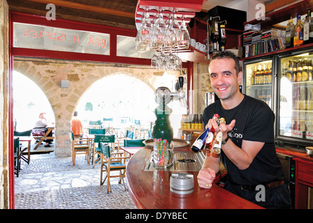 Jean-Christophe Coupat zeigt regionale Getränke in seiner bar Amis, Sauveterre des Rouergue, Midi-Pyrenäen, Frankreich Stockfoto
