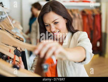 Frau im Bekleidungsgeschäft einkaufen Stockfoto