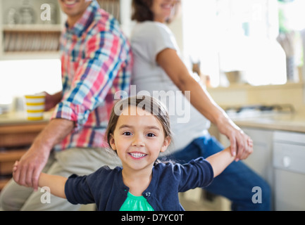 Familie Hand in Hand in der Küche Stockfoto