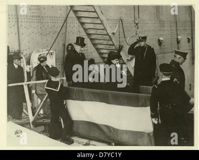 Dieses Foto zeigt Wilson beim Aussteigen in die USA George Washington. Sie fängt einen Moment während der Pariser Friedenskonferenz ein und markiert ein wichtiges historisches Ereignis in der Diplomatie nach dem Ersten Weltkrieg. Stockfoto