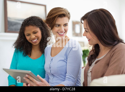 Frauen mit Tablet-PC zusammen Stockfoto