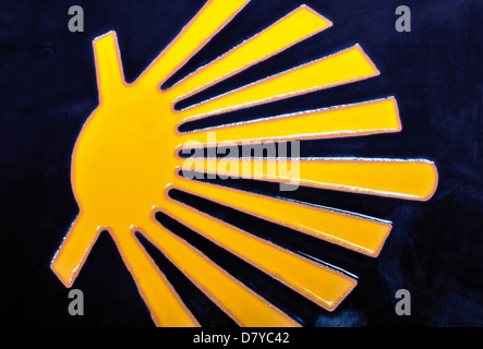 Spanien, Galicien: Saint James Way-Symbol auf der keramischen Fliese im Souvenir-Shop von Santiago De Compostela Stockfoto