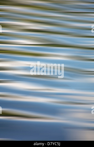 abstrakte Muster von unscharfen bewegten Wasser mit Himmel reflektiert Stockfoto