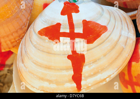 Spanien, Jakobsweg: Shell mit handgemalten roten Kreuz als Symbol für die Jakobsweg-Pilgerreise nach Santiago De Compostela Stockfoto