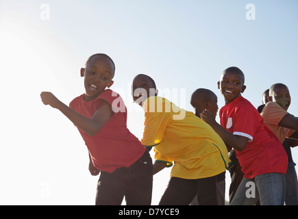 Jungs spielen zusammen in Schmutz Feld Stockfoto