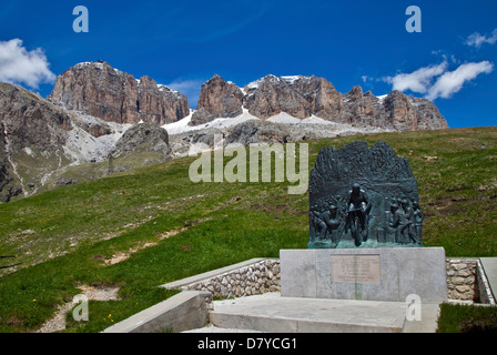 Denkmal für Radsport Champion Fausto Coppi, Pordoijoch, Dolomiten, Italien Stockfoto