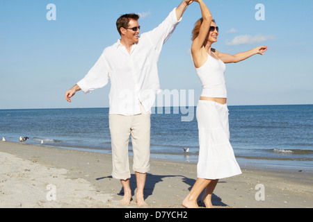 Kaukasischen Paare tanzen am Strand Stockfoto