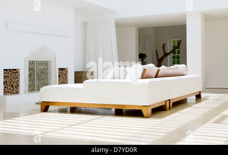 Sofa und Kamin im modernen Wohnzimmer Stockfoto