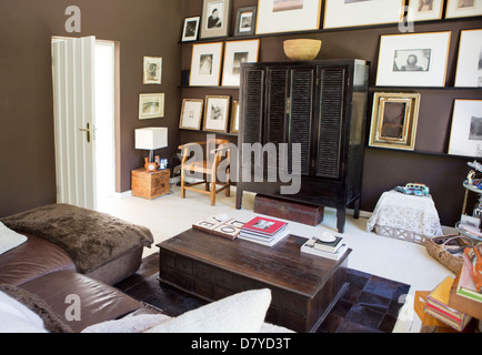 Sofa und Couchtisch im modernen Wohnzimmer Stockfoto