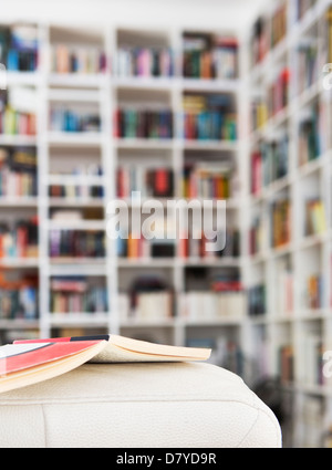 Offenes Buch auf dem Sofa im Wohnzimmer Stockfoto