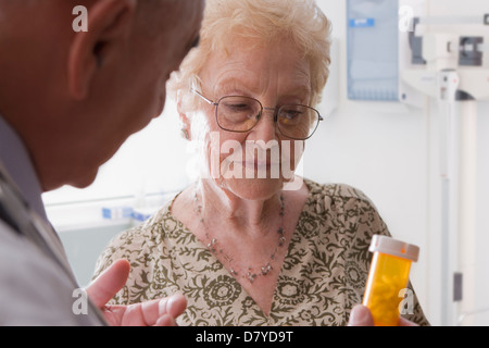 Hispanische Arzt im Gespräch mit älteren Patienten Stockfoto