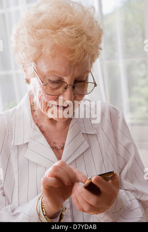 Ältere Hispanic Frau mit Handy Stockfoto