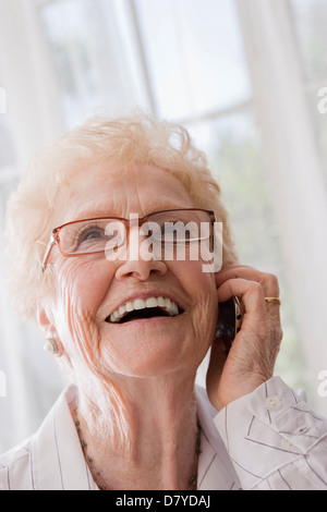 Ältere Hispanic Frau am Handy Stockfoto