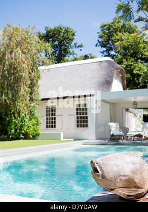 Fisch Skulptur von Swimming Pool im Hinterhof Stockfoto