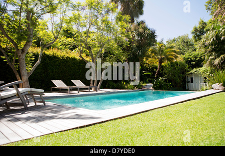 Gartenmöbel und Swimmingpool im Garten Stockfoto