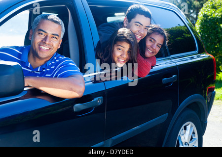 Hispanische Familie lächelnd in Auto Stockfoto