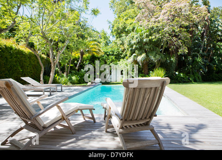 Gartenmöbel und Swimmingpool im Garten Stockfoto