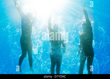 Athleten unter Wasser schwimmen Stockfoto