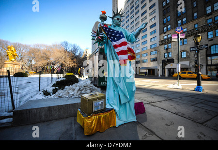 A Street Performer gekleidet wie die Statue of Liberty, in der Nähe von Central Park in New York City. Stockfoto