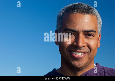 Hispanic Mann lächelnd im freien Stockfoto