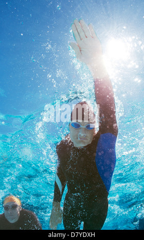 Triathlet im Neoprenanzug unter Wasser Stockfoto