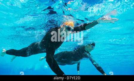 Triathleten in Neoprenanzüge unter Wasser