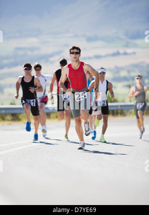 Läufer im Rennen auf Landstraße Stockfoto