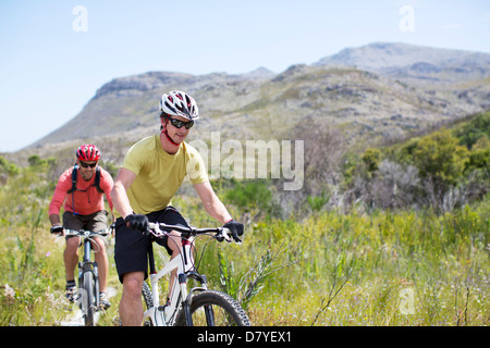Mountainbiker auf Feldweg Stockfoto