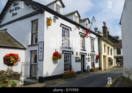 Das Red Lion Inn in Hawkshead Dorf in der Seenplatte, Cumbria, England. Stockfoto