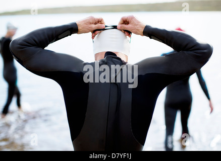 Anpassung der Brille zu Beginn des Rennens Triathlet Stockfoto